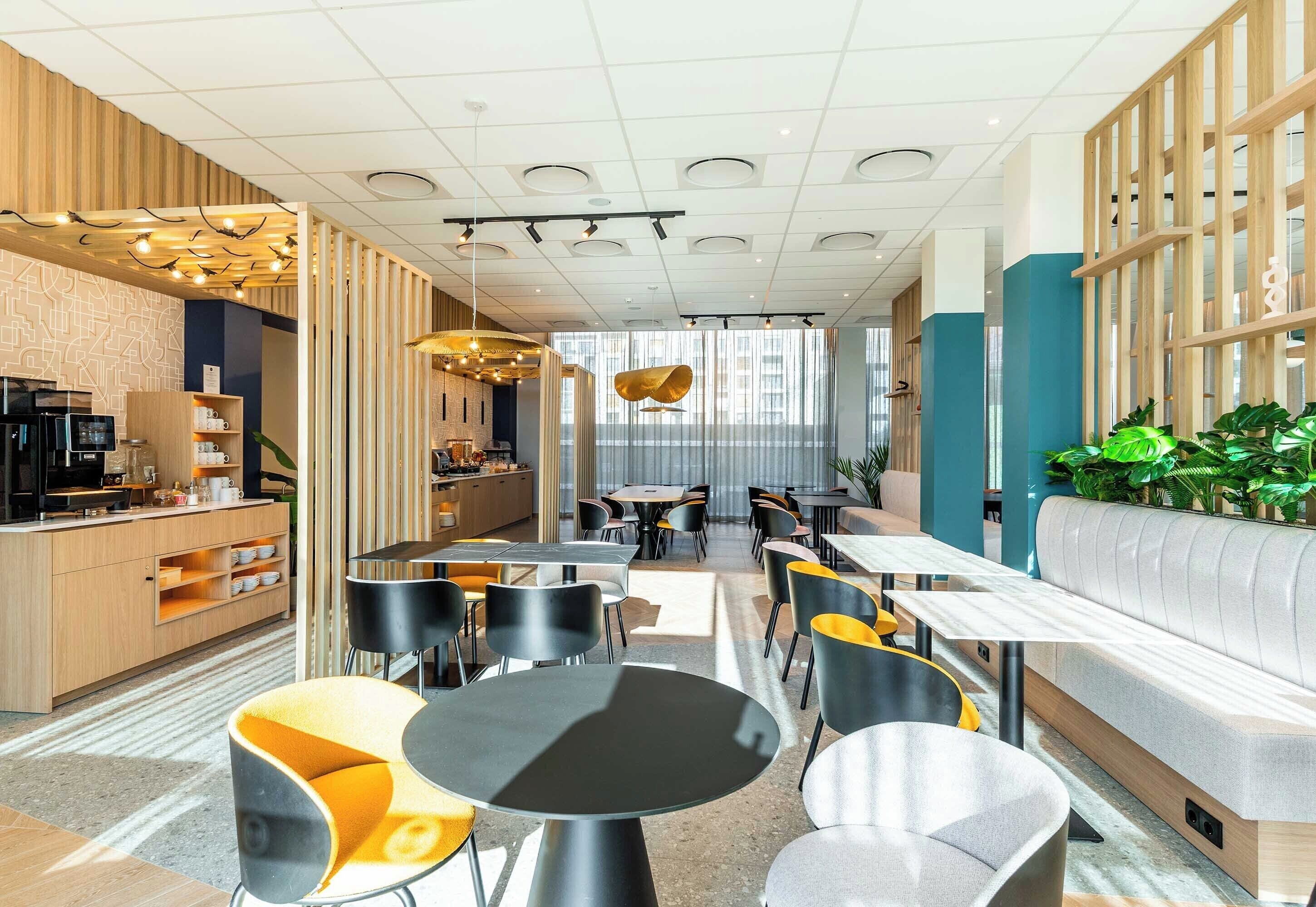 Desayuno buffet diario (EUR 18 por persona)