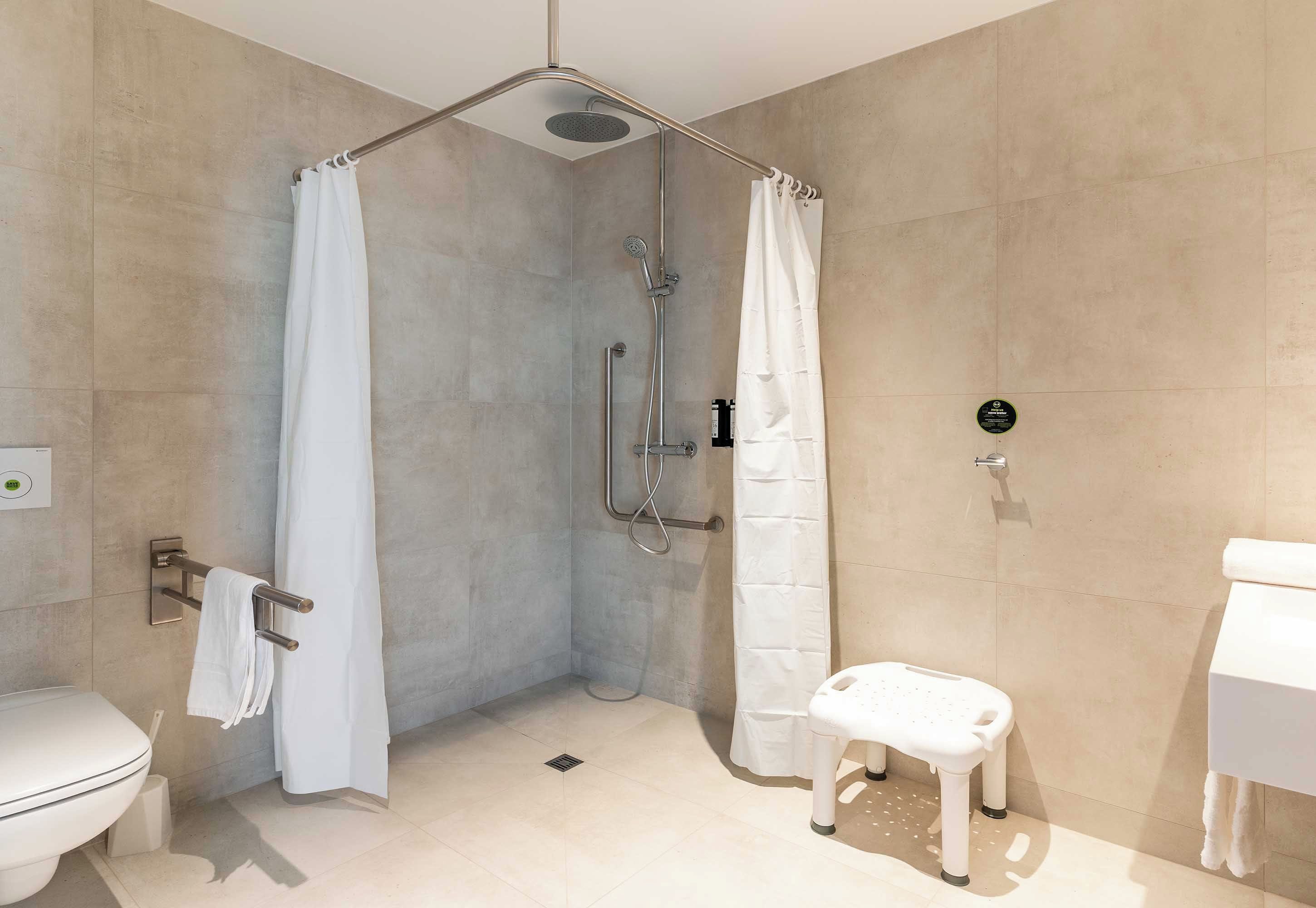 Un baño moderno con cabina de ducha, inodoro y lavamanos.