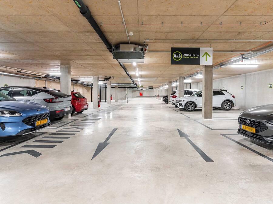 Un parking à plusieurs niveaux où les voitures sont garées dans des emplacements désignés.