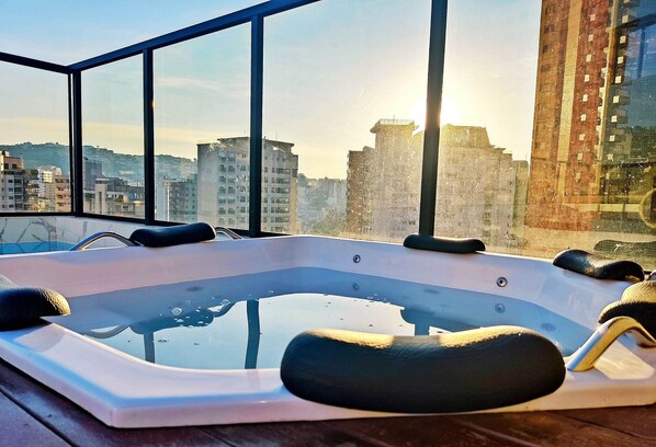 Indoor spa tub
