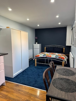 1 habitación, acceso a internet y ropa de cama