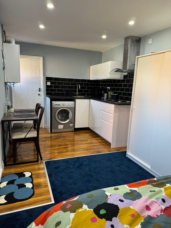 1 habitación, acceso a internet y ropa de cama