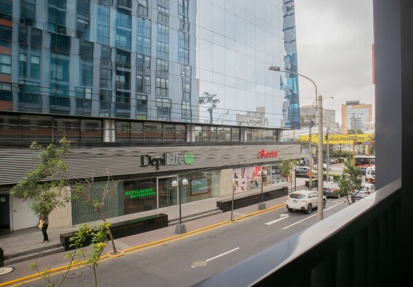 2 bedrooms - w Elegant 2BR w/ Great Balcony in Miraflores (Lima)