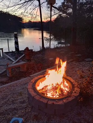 Property grounds - Home in Reedville The Storybook on the water (Reedville)