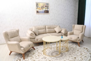 Family Suite, City View | Living area