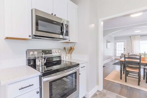 Refrigerador, microondas, horno y parrilla de estufa 