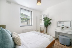 2 habitaciones, tabla de planchar con plancha, wifi y ropa de cama