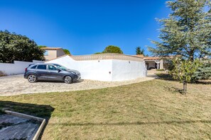 Property grounds - Bed and Breakfast 'Chez Gaston' with Private Pool, Wi-Fi and Air Conditioning (Saint-Drézéry)