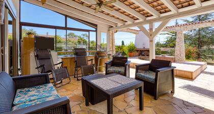 Bed and Breakfast 'Chez Gaston' with Private Pool, Wi-Fi and Air Conditioning