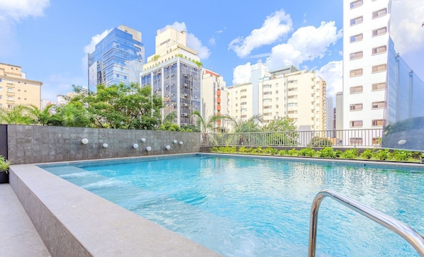 Una piscina al aire libre