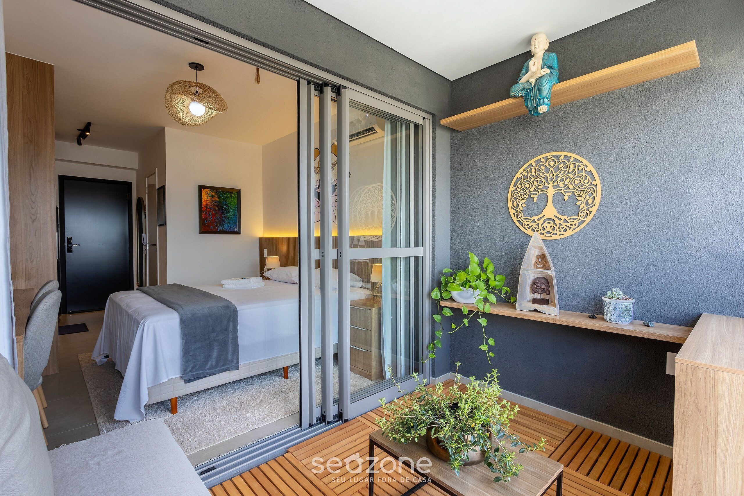 1 bedroom, desk