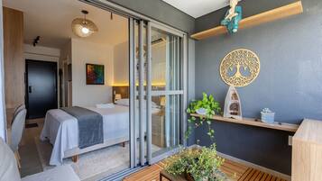 1 bedroom, desk