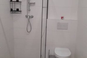 Regadera, jabón, shampoo, papel de baño 