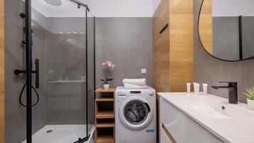 Shower, hair dryer, towels, shampoo