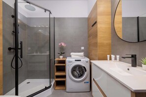 Shower, hair dryer, towels, shampoo
