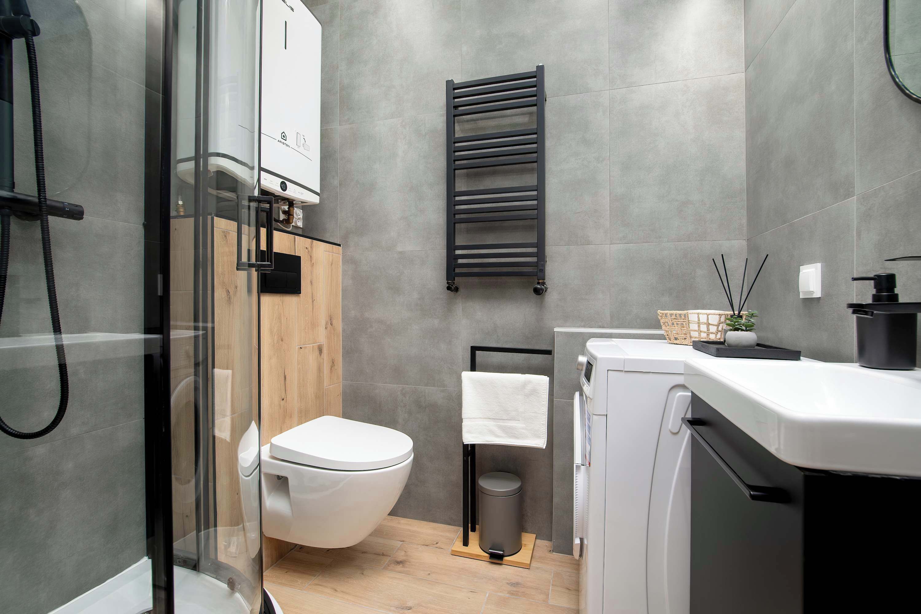 Een douche, een haardroger, handdoeken, shampoo