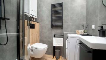 Dusche, Haartrockner, Handtücher, Shampoo