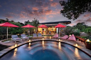 Una piscina al aire libre