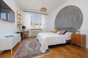 2 Schlafzimmer, Schreibtisch, Bügeleisen/Bügelbrett, Reisekinderbett