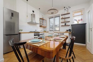 Fridge, oven, stovetop, dishwasher