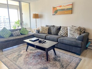 Smart TV - Surfer's Sanctuary at Waikiki Lanais (Honolulu)