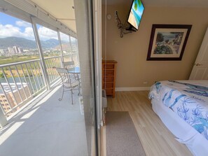 2 bedrooms, desk, iron/ironing board, free WiFi - Surfer's Sanctuary at Waikiki Lanais (Honolulu)
