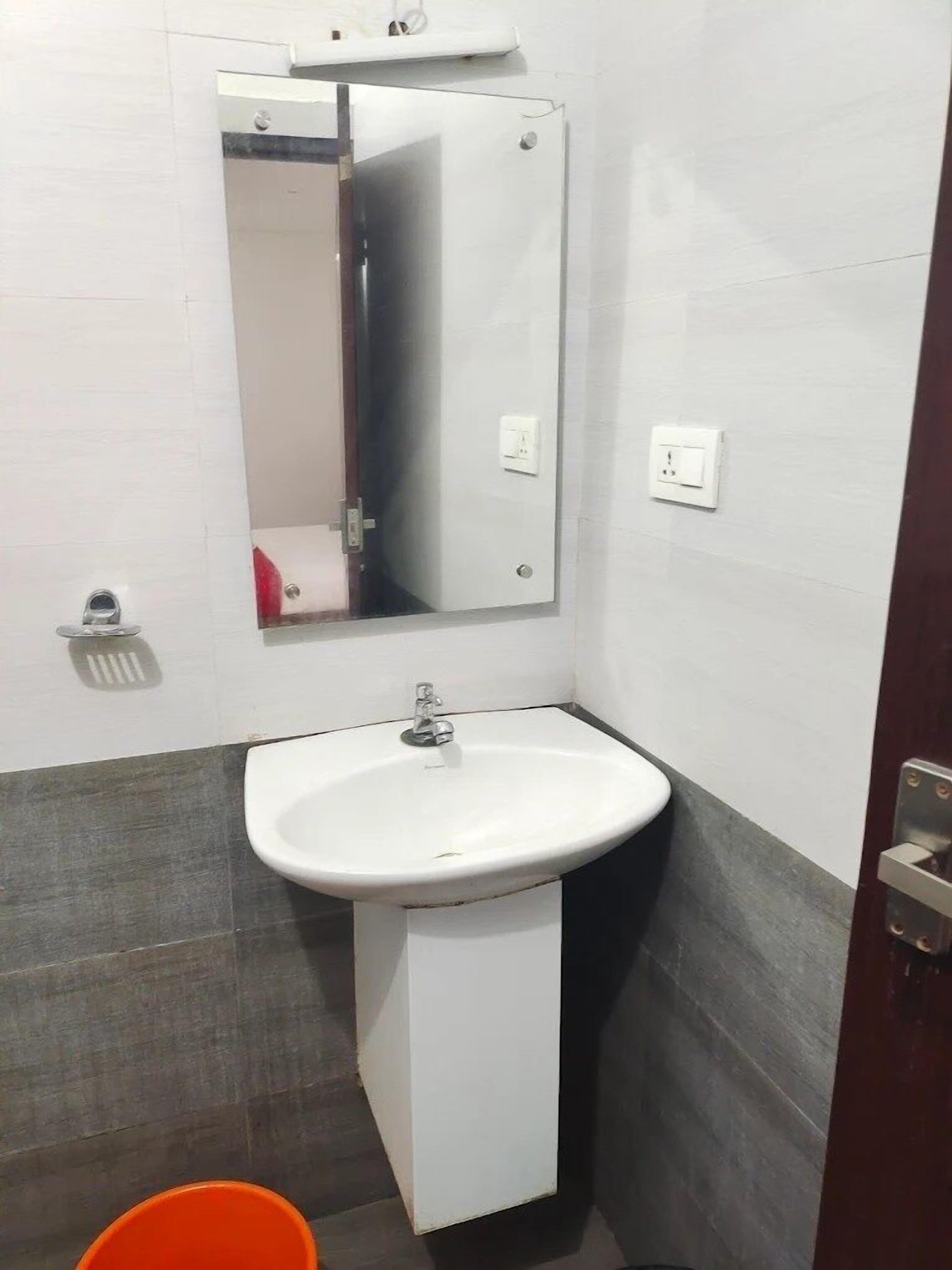 Shower, bidet, towels, soap