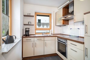 Frigorifero, forno, piano cottura, lavastoviglie