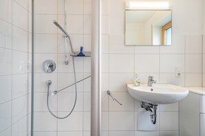 Dusche, Haartrockner, Handtücher