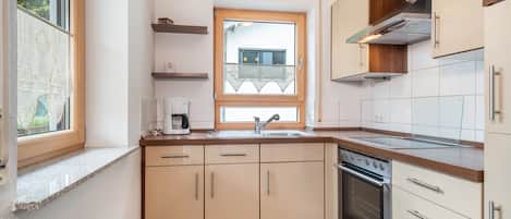 Fridge, oven, stovetop, dishwasher