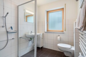 Douche, sèche-cheveux, serviettes fournies