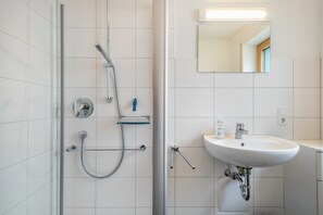 Dusch, hårtork och handdukar