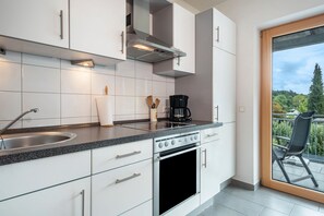 ثلاجة، فرن، موقد طهي مسطح، ماكينة لصنع القهوة/الشاي