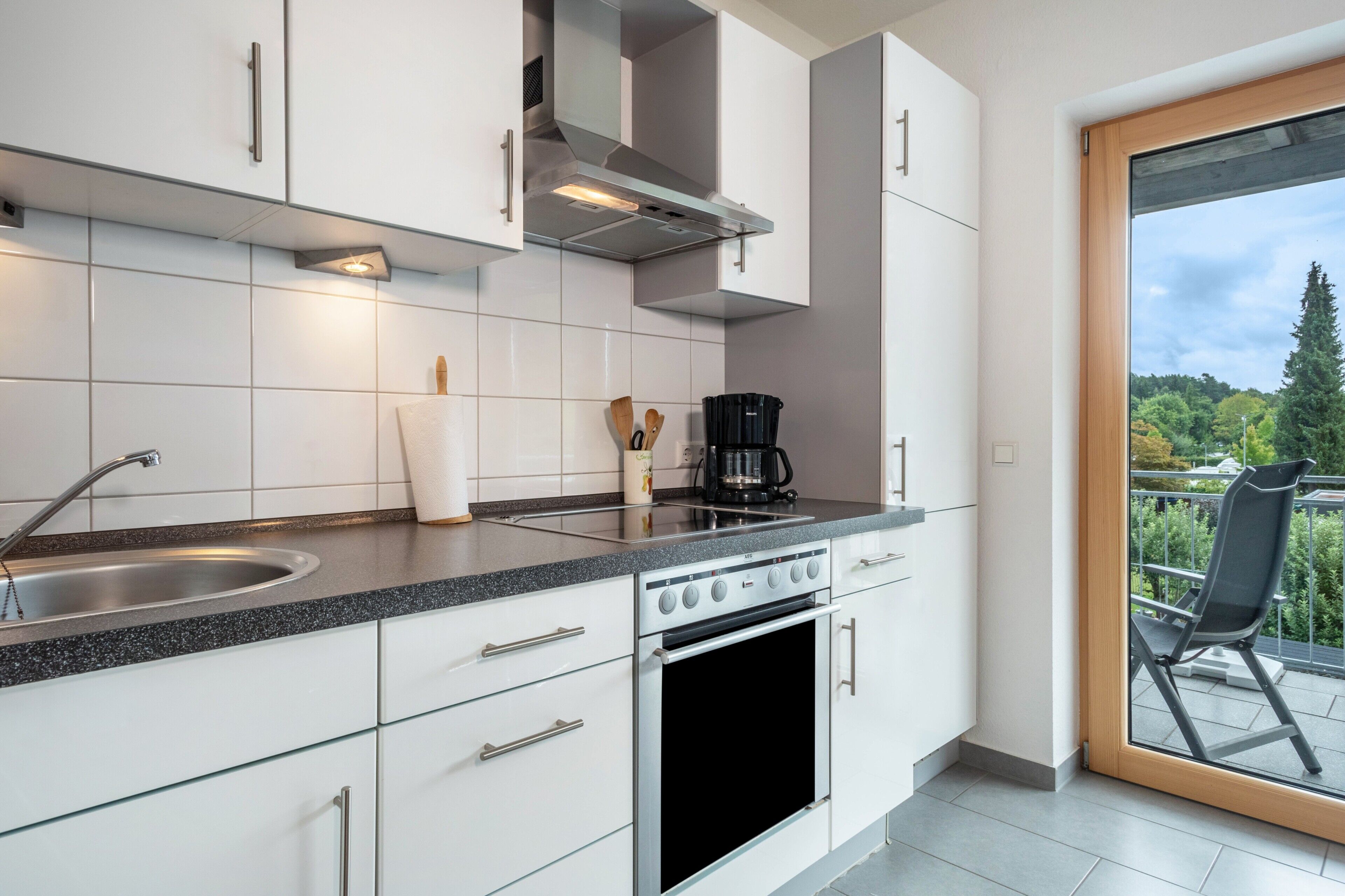 Fridge, oven, stovetop, coffee/tea maker