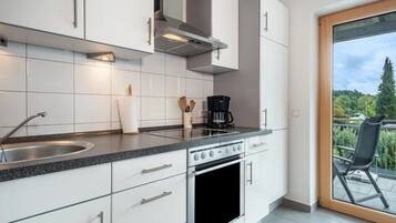 Fridge, oven, stovetop, coffee/tea maker