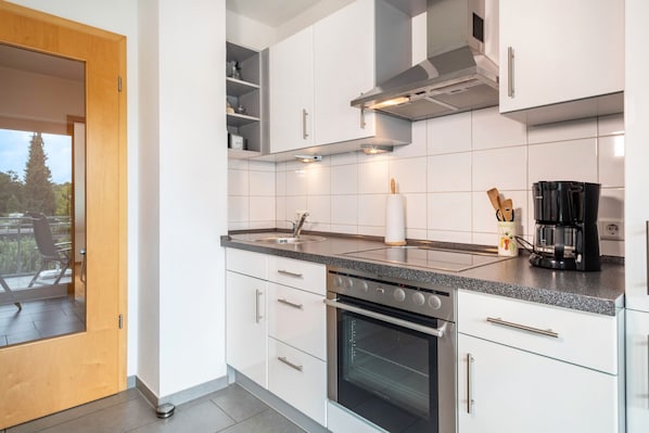 Fridge, oven, stovetop, coffee/tea maker