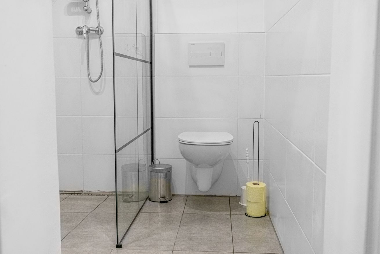 Dusche, Seife, Shampoo, Toilettenpapier