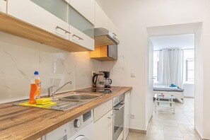 Réfrigérateur, four à micro-ondes, un four, surface de cuisson