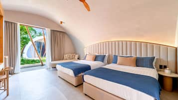 Een moderne hotelkamer met twee bedden, een plafondventilator, een groot raam met gordijnen en uitzicht op groen.
