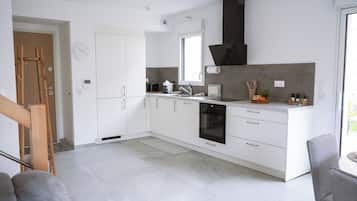 Een koelkast, een microgolfoven, een oven, een kookplaat