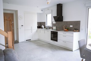 ثلاجة، ميكروويف، فرن، موقد طهي م�سطح