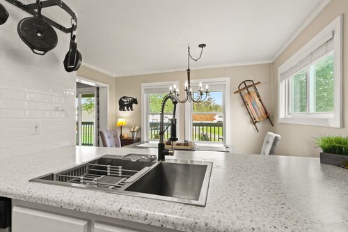 Cozy 2BR Beech Mountain Condo – Pool, Hot Tub, Gym