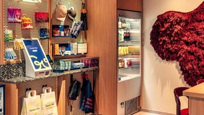 Un espace de vente au détail comprenant un comptoir de caisse, un présentoir réfrigéré et un panneau fixé au mur.