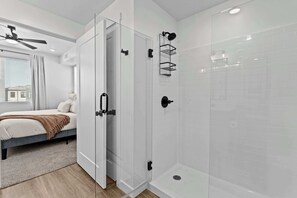 Douche, séchoir à cheveux, serviettes fournies