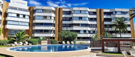 Una piscina al aire libre