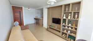 Comfort Apartment | Living area | 32-cm Smart TV with digital channels, Netflix, streaming services - COVLA0102 - Condomínio Vilas Village (Lauro de Freitas)