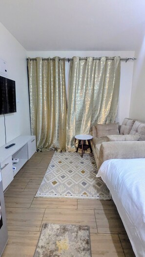 Iron/ironing board, WiFi, bed sheets