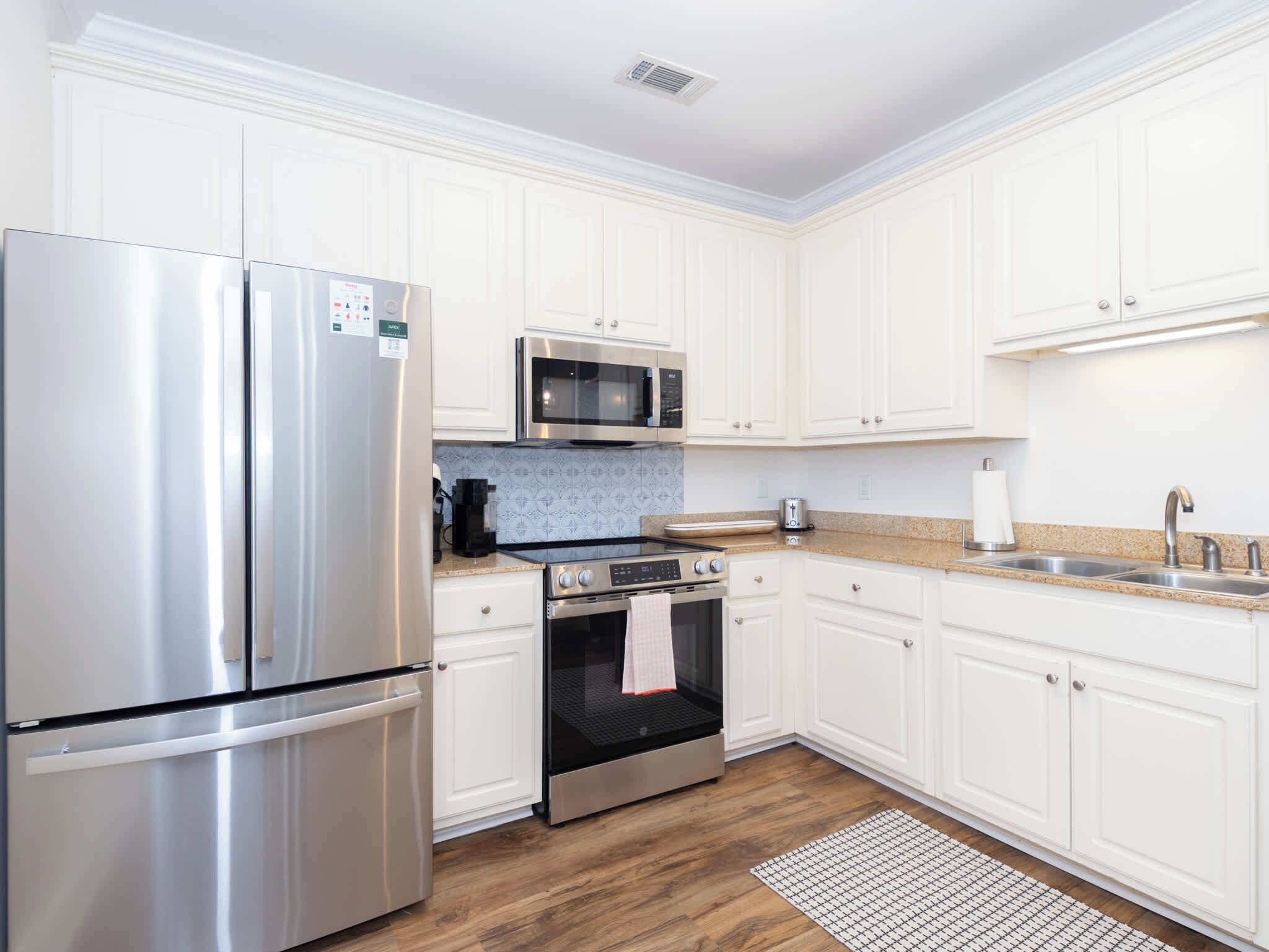 Frigorifero, microonde, forno, piano cottura