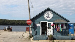 Un petit bâtiment sur lequel on peut lire une enseigne indiquant « Simply Scandinavian » et une autre indiquant « Boutique de cadeaux ».