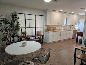 Dining - Charming 3-bedroom house near NorthShore in Chattanooga (Chattanooga)